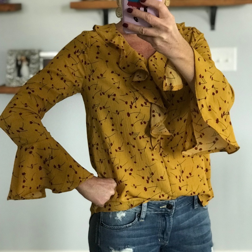 🌻Size Small Left🌻Bell Sleeve, Ruffle Front Top - Picture 2 of 7